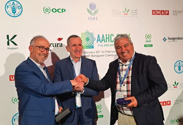 De izquierda a derecha, Redouane Choukr-Allah, Co-Presidente del AAHC 2024, François Laurent, presidente de la ISHS, y Abdelhaq Hanafi, Presidente del AAHC 2024